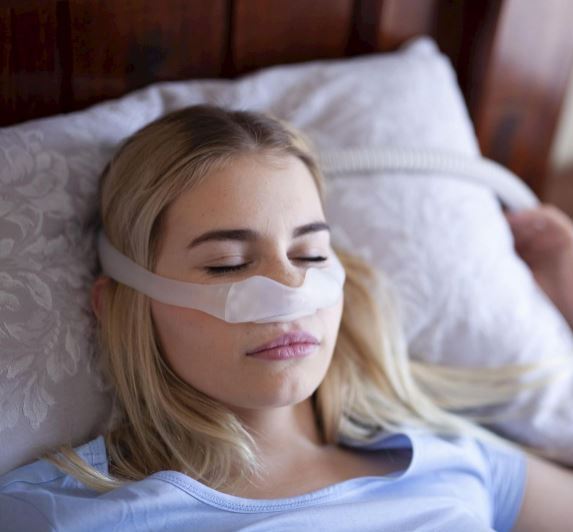 woman sleeping with CPAP machine