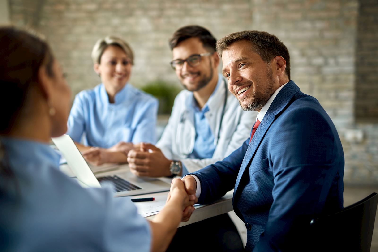 businessman shakes hand with buisnesswoman