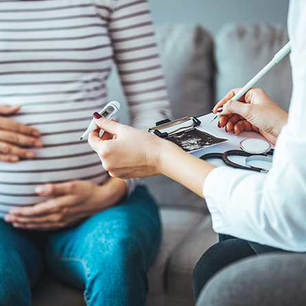 OB/GYN sitting with pregnant woman